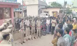 ఎల్లారెడ్డిలో కార్డెన్ సెర్చ్.. 135 వాహనాలు సీజ్ ఎల్లారెడ్డిలో కార్డెన్ సెర్చ్.. 135 వాహనాలు సీజ్