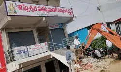 మక్తల్లో పోలీసు బందోబస్తు మధ్య ఆక్రమణల కూల్చివేత.. రోడ్డు పనుల పునరుద్ధరణ మక్తల్లో పోలీసు బందోబస్తు మధ్య ఆక్రమణల కూల్చివేత.. రోడ్డు పనుల పునరుద్ధరణ