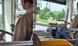 ఫోన్ మాట్లాడుతూ బస్ డ్రైవింగ్.. ప్రయాణికుల తీవ్ర ఆందోళన ఫోన్ మాట్లాడుతూ బస్ డ్రైవింగ్.. ప్రయాణికుల తీవ్ర ఆందోళన