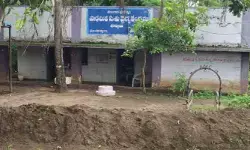 తాడ్వాయి పశువైద్య కేంద్రంపై వరద ముప్పు..! తాడ్వాయి పశువైద్య కేంద్రంపై వరద ముప్పు..!