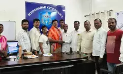 లాలాగూడ ఎస్హెచ్వోను మర్యాదపూర్వకంగా కలిసిన అఖిలపక్ష నాయకులు లాలాగూడ ఎస్హెచ్వోను మర్యాదపూర్వకంగా కలిసిన అఖిలపక్ష నాయకులు