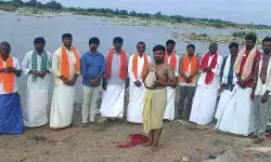 వర్షాల కోసం కృష్ణా జలాలతో పడమటి ఆంజనేయ స్వామికి ప్రత్యేక జలాభిషేకం వర్షాల కోసం కృష్ణా జలాలతో పడమటి ఆంజనేయ స్వామికి ప్రత్యేక జలాభిషేకం