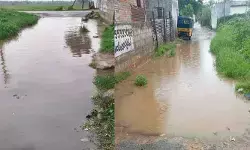 రోడ్డా చెరువా.. ఏండ్లు గడిచినా తీరని సమస్య.. పరిష్కారం ఎప్పుడో..? రోడ్డా చెరువా.. ఏండ్లు గడిచినా తీరని సమస్య.. పరిష్కారం ఎప్పుడో..?