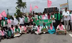 సాగునీటి జలాల విడుదల పై బీఆర్ఎస్ నాయకులు రాస్తారోకో సాగునీటి జలాల విడుదల పై బీఆర్ఎస్ నాయకులు రాస్తారోకో