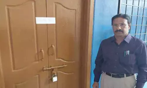 జూనియర్ కాలేజీ పై నోడల్ ఆఫీసర్ ఆకస్మిక దాడి.. పుస్తకాల గది సీజ్