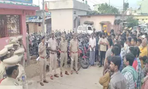 ఎల్లారెడ్డిలో కార్డెన్ సెర్చ్.. 135 వాహనాలు సీజ్