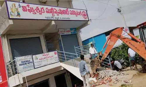 మక్తల్‌లో పోలీసు బందోబస్తు మధ్య ఆక్రమణల కూల్చివేత.. రోడ్డు పనుల పునరుద్ధరణ