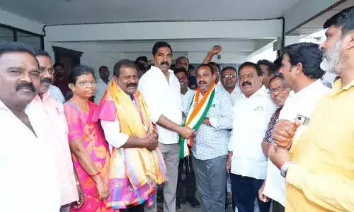 వర్ధన్నపేటలో కాంగ్రెస్‌కు ఊపు.. సీనియర్ నాయకుడు పార్టీ తీర్థం