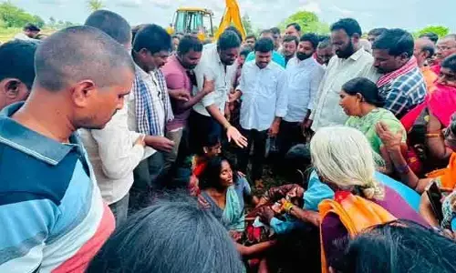 అంత్యక్రియల్లో పాల్గొన్న ఎమ్మెల్యే సత్యం..