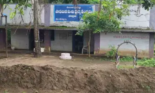 తాడ్వాయి పశువైద్య కేంద్రంపై వరద ముప్పు..!