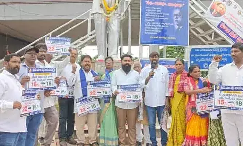 తక్షణమే రోస్టర్ పాయింట్లు సవరించాలి: అంబేద్కర్ విగ్రహం వద్ద నిరసన ప్రదర్శన