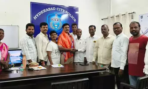 లాలాగూడ ఎస్‌హెచ్‌వోను మర్యాదపూర్వకంగా కలిసిన అఖిలపక్ష నాయకులు