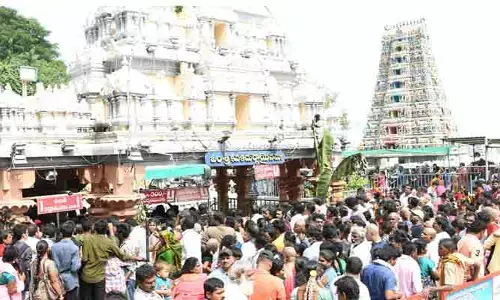 విజయవాడ దుర్గమ్మకు ఆషాఢ సారె.. వేలాదిగా పోటెత్తిన మహిళా భక్తులు