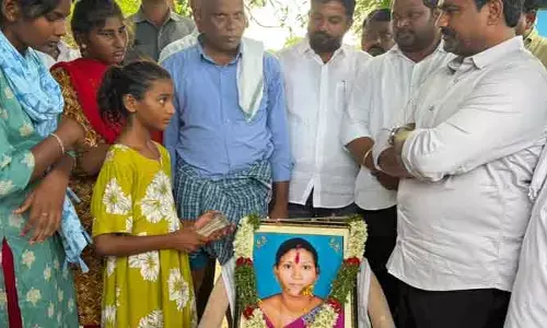 చిన్నారులకు రూ. 1 లక్ష ఆర్థిక సాయం అందించిన ఎమ్మెల్యే