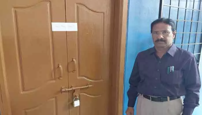 జూనియర్ కాలేజీ పై నోడల్ ఆఫీసర్ ఆకస్మిక దాడి.. పుస్తకాల గది సీజ్ జూనియర్ కాలేజీ పై నోడల్ ఆఫీసర్ ఆకస్మిక దాడి.. పుస్తకాల గది సీజ్