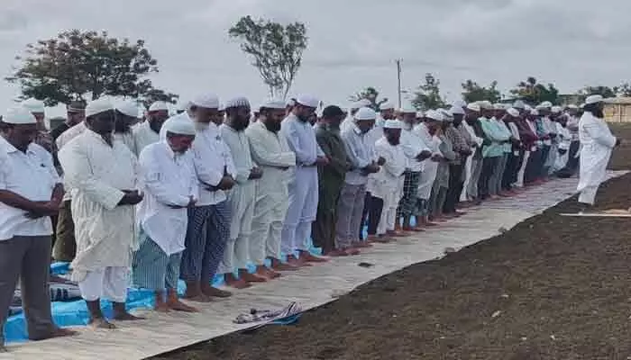 మానోపాడులో వరుణుడి కోసం ముస్లింల ప్రత్యేక నమాజ్ మానోపాడులో వరుణుడి కోసం ముస్లింల ప్రత్యేక నమాజ్