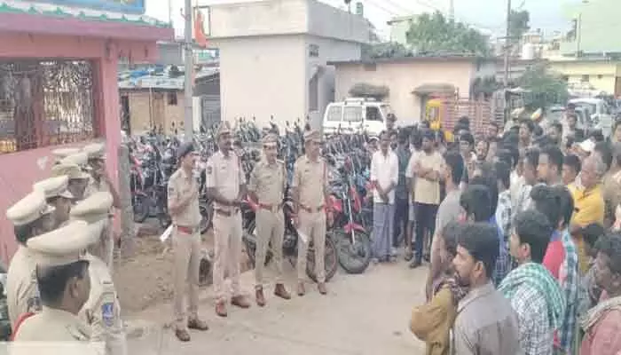 ఎల్లారెడ్డిలో కార్డెన్ సెర్చ్.. 135 వాహనాలు సీజ్ ఎల్లారెడ్డిలో కార్డెన్ సెర్చ్.. 135 వాహనాలు సీజ్