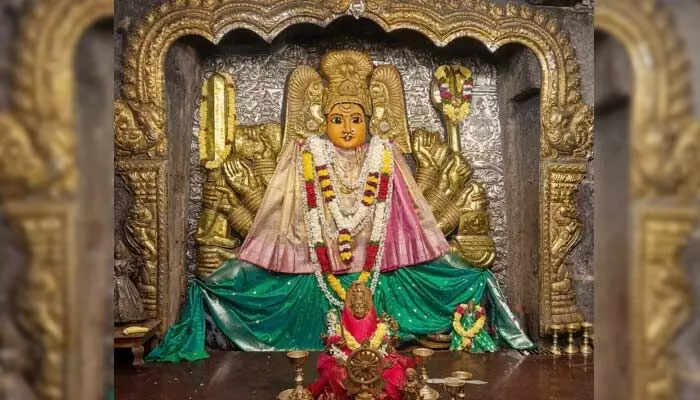 భద్రకాళి ఆలయంలో శాకంబరి ఉత్సవాలు: ఐదో రోజు ‘విరోధిని’ అలంకారంలో అమ్మవారు భద్రకాళి ఆలయంలో శాకంబరి ఉత్సవాలు: ఐదో రోజు ‘విరోధిని’ అలంకారంలో అమ్మవారు