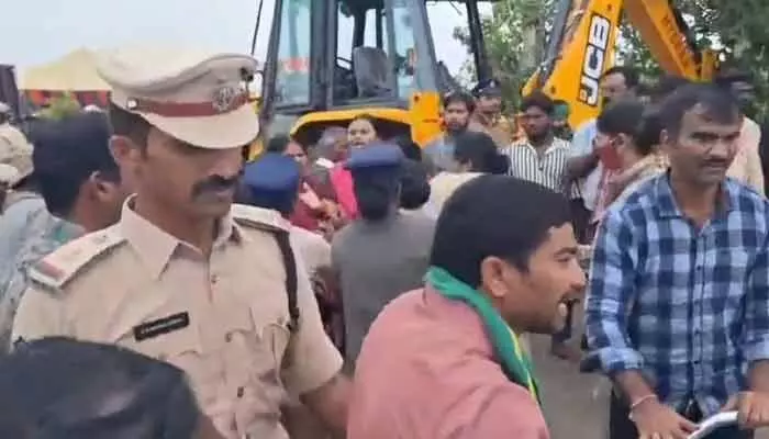 పోలీసులపై దాడి.. బహదూర్గూడా భూ వివాదంలో రైతులపై కేసు నమోదు పోలీసులపై దాడి.. బహదూర్గూడా భూ వివాదంలో రైతులపై కేసు నమోదు