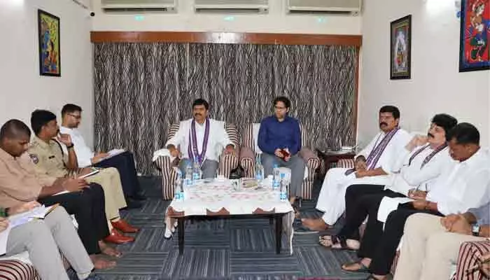అటవీ–రెవెన్యూ సమస్యల పరిష్కారాన్ని వేగవంతం చేయాలి: మంత్రి పొంగులేటి అటవీ–రెవెన్యూ సమస్యల పరిష్కారాన్ని వేగవంతం చేయాలి: మంత్రి పొంగులేటి
