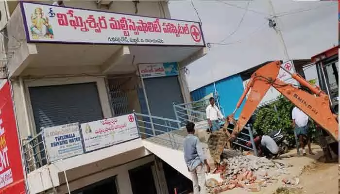 మక్తల్లో పోలీసు బందోబస్తు మధ్య ఆక్రమణల కూల్చివేత.. రోడ్డు పనుల పునరుద్ధరణ మక్తల్లో పోలీసు బందోబస్తు మధ్య ఆక్రమణల కూల్చివేత.. రోడ్డు పనుల పునరుద్ధరణ