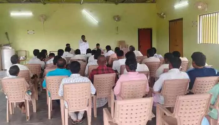 తక్కువ వర్షపాతం.. రైతులకు ప్రత్యామ్నాయ పంటలపై అవగాహన సదస్సు తక్కువ వర్షపాతం.. రైతులకు ప్రత్యామ్నాయ పంటలపై అవగాహన సదస్సు
