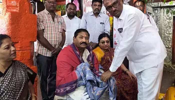 కొండగట్టు ఆంజనేయుని సన్నిధిలో మాజీ ఎన్నికల కమిషనర్ పార్థసారథి కొండగట్టు ఆంజనేయుని సన్నిధిలో మాజీ ఎన్నికల కమిషనర్ పార్థసారథి