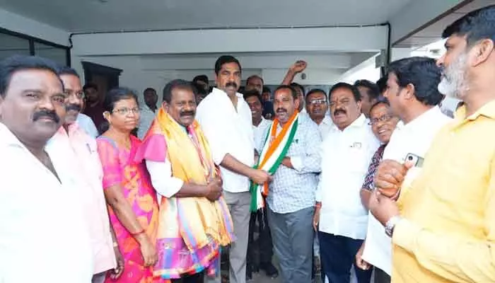 వర్ధన్నపేటలో కాంగ్రెస్కు ఊపు.. సీనియర్ నాయకుడు పార్టీ తీర్థం వర్ధన్నపేటలో కాంగ్రెస్కు ఊపు.. సీనియర్ నాయకుడు పార్టీ తీర్థం