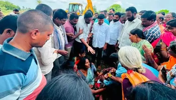 అంత్యక్రియల్లో పాల్గొన్న ఎమ్మెల్యే సత్యం.. అంత్యక్రియల్లో పాల్గొన్న ఎమ్మెల్యే సత్యం..