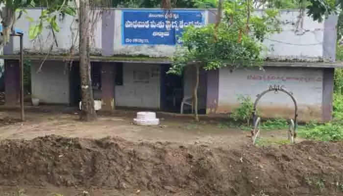 తాడ్వాయి పశువైద్య కేంద్రంపై వరద ముప్పు..! తాడ్వాయి పశువైద్య కేంద్రంపై వరద ముప్పు..!