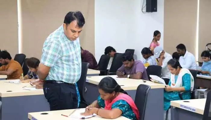 పారదర్శకంగా ఔట్సోర్సింగ్ పరీక్ష.. పరిశీలించిన కలెక్టర్ సందీప్ కుమార్ ఝా పారదర్శకంగా ఔట్సోర్సింగ్ పరీక్ష.. పరిశీలించిన కలెక్టర్ సందీప్ కుమార్ ఝా