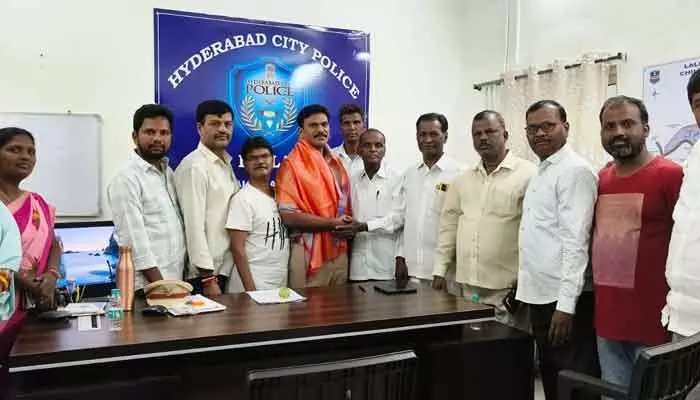 లాలాగూడ ఎస్హెచ్వోను మర్యాదపూర్వకంగా కలిసిన అఖిలపక్ష నాయకులు లాలాగూడ ఎస్హెచ్వోను మర్యాదపూర్వకంగా కలిసిన అఖిలపక్ష నాయకులు