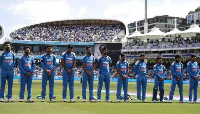 నల్ల బ్యాడ్జీలతో భారత క్రికెటర్లు..కారణం ఇదే నల్ల బ్యాడ్జీలతో భారత క్రికెటర్లు..కారణం ఇదే