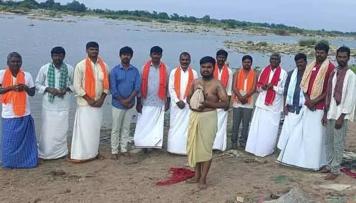 వర్షాల కోసం కృష్ణా జలాలతో పడమటి ఆంజనేయ స్వామికి ప్రత్యేక జలాభిషేకం వర్షాల కోసం కృష్ణా జలాలతో పడమటి ఆంజనేయ స్వామికి ప్రత్యేక జలాభిషేకం