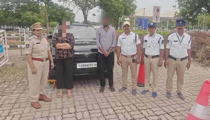 కారు పైకప్పుపై కూర్చొని ప్రయాణం.. ఇద్దరిపై కేసు కారు పైకప్పుపై కూర్చొని ప్రయాణం.. ఇద్దరిపై కేసు