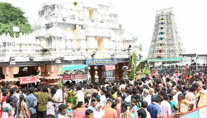 విజయవాడ దుర్గమ్మకు ఆషాఢ సారె.. వేలాదిగా పోటెత్తిన మహిళా భక్తులు విజయవాడ దుర్గమ్మకు ఆషాఢ సారె.. వేలాదిగా పోటెత్తిన మహిళా భక్తులు