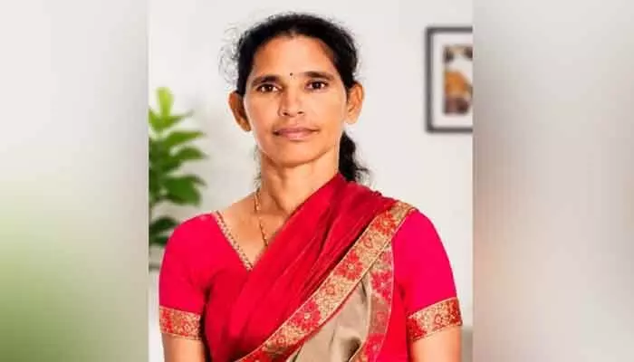 ఒంటికి నిప్పంటించుకొని మహిళ ఆత్మహత్య ఒంటికి నిప్పంటించుకొని మహిళ ఆత్మహత్య