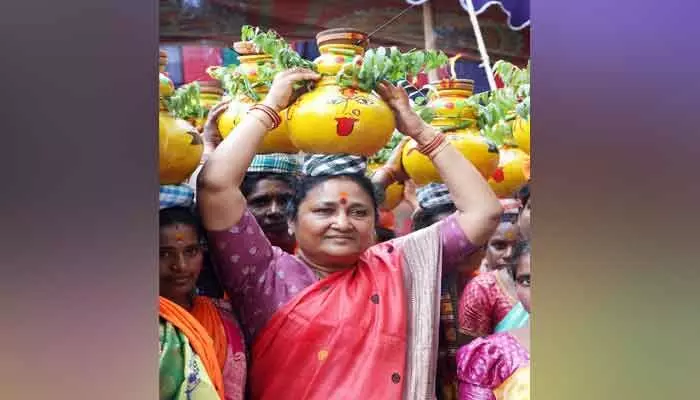 కుమ్మర్ల బోనాల పండుగలో పాల్గొన్న డిసిసి అధ్యక్షురాలు నిర్మలా జగ్గారెడ్డి కుమ్మర్ల బోనాల పండుగలో పాల్గొన్న డిసిసి అధ్యక్షురాలు నిర్మలా జగ్గారెడ్డి