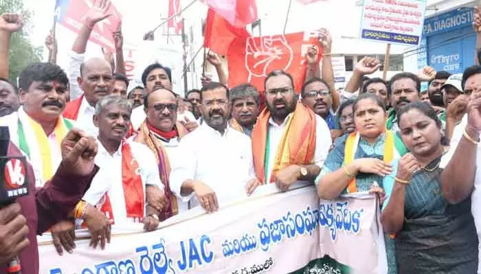 కాజీపేట రైల్వే కోచ్ ఫ్యాక్టరీలో స్థానికులకే ఉద్యోగాలకు ప్రాధాన్యం ఇవ్వాలి : ఎమ్మెల్యే నాయిని రాజేందర్ రెడ్డి కాజీపేట రైల్వే కోచ్ ఫ్యాక్టరీలో స్థానికులకే ఉద్యోగాలకు ప్రాధాన్యం ఇవ్వాలి : ఎమ్మెల్యే నాయిని రాజేందర్ రెడ్డి