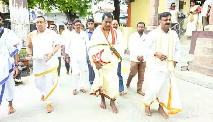 ధర్మపురి క్షేత్రంలో చేపట్టిన వరుణ యాగంలో పాల్గొన్న మంత్రి అడ్లూరి.. ధర్మపురి క్షేత్రంలో చేపట్టిన వరుణ యాగంలో పాల్గొన్న మంత్రి అడ్లూరి..