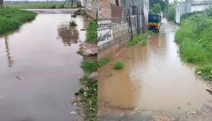 చెరువును తలపిస్తున్న రోడ్డు.. ఏండ్లు గడిచినా తీరని సమస్య.. పరిష్కారం ఎప్పుడో..? చెరువును తలపిస్తున్న రోడ్డు.. ఏండ్లు గడిచినా తీరని సమస్య.. పరిష్కారం ఎప్పుడో..?
