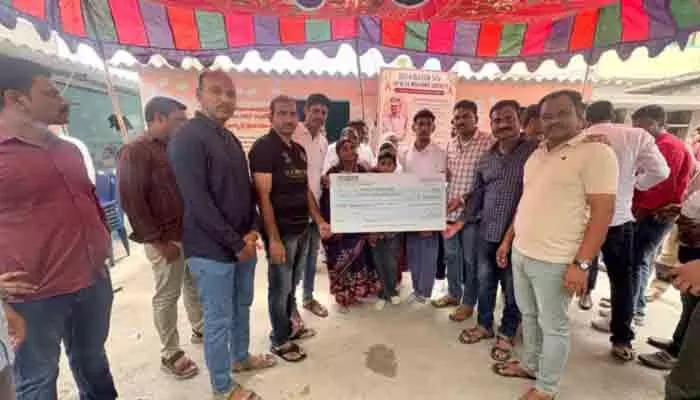 బ్యాచ్మేట్ కుటుంబానికి రూ.25 లక్షల అండ బ్యాచ్మేట్ కుటుంబానికి రూ.25 లక్షల అండ