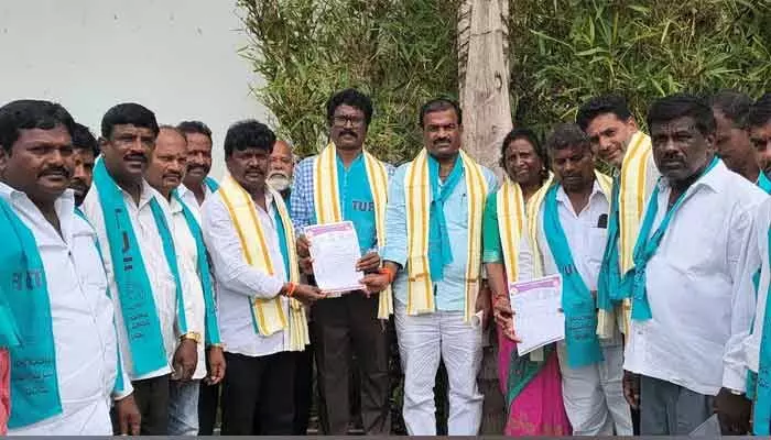 సీఎం హామీలు వెంటనే అమలు చేయాలి : డా. చీమ శ్రీనివాస్ సీఎం హామీలు వెంటనే అమలు చేయాలి : డా. చీమ శ్రీనివాస్