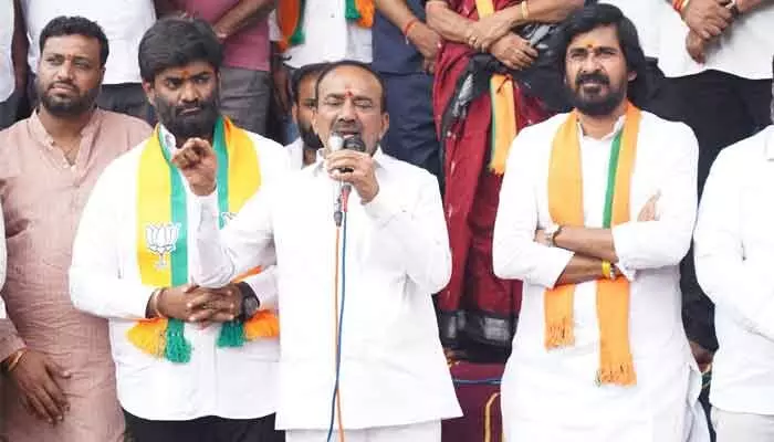 న్యాయం చేయకుండా భూములు తీసుకోవడం సరికాదు న్యాయం చేయకుండా భూములు తీసుకోవడం సరికాదు