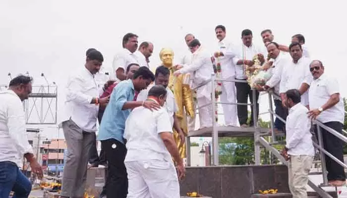 నీతికి నిజాయితీకి మారు పేరు చొక్కారావు: మంత్రి పొన్నం నీతికి నిజాయితీకి మారు పేరు చొక్కారావు: మంత్రి పొన్నం