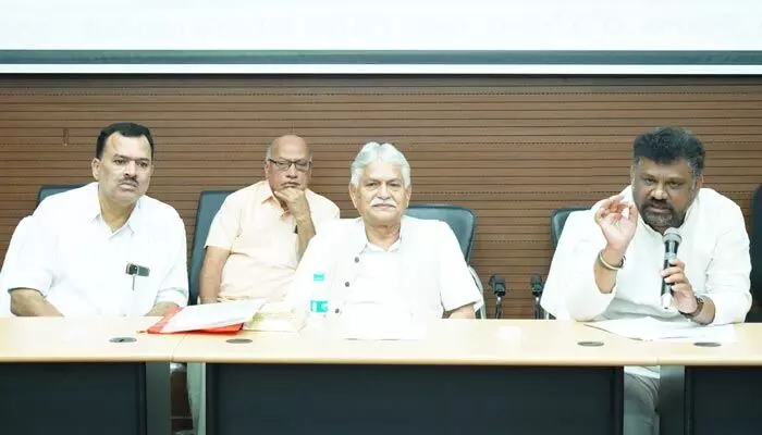 ప్రజల విశ్వాసాన్ని నిలబెట్టేదే నిజమైన జర్నలిజం: మీడియా అకాడమీ శిక్షణా శిబిరంలో వక్తలు ప్రజల విశ్వాసాన్ని నిలబెట్టేదే నిజమైన జర్నలిజం: మీడియా అకాడమీ శిక్షణా శిబిరంలో వక్తలు
