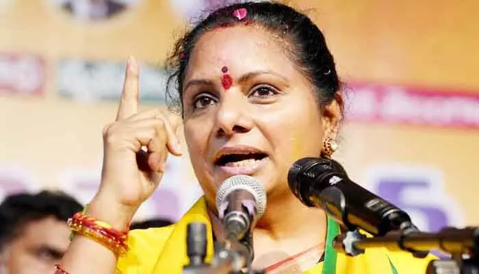 బీఆర్ఎస్, కాంగ్రెస్ గత చరిత్రనే తవ్వుతున్నాయి.. ప్రజా సమస్యలను పట్టించుకోవడం లేదు: కవిత బీఆర్ఎస్, కాంగ్రెస్ గత చరిత్రనే తవ్వుతున్నాయి.. ప్రజా సమస్యలను పట్టించుకోవడం లేదు: కవిత