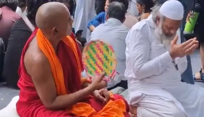 ఢిల్లీ జంతర్మంతర్ వద్ద వెల్లివిరిసిన మతసామరస్యం ఢిల్లీ జంతర్మంతర్ వద్ద వెల్లివిరిసిన మతసామరస్యం