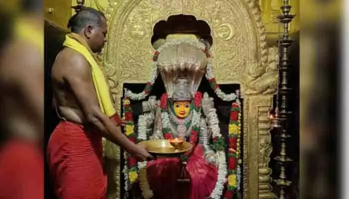 ఆషాఢంలో ఎల్లమ్మ దర్శనానికి పోటెత్తిన భక్తులు ఆషాఢంలో ఎల్లమ్మ దర్శనానికి పోటెత్తిన భక్తులు