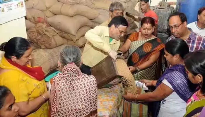 ఎల్ నినో ఎఫెక్ట్: ఆగస్టు నుంచి మూడు నెలల రేషన్ బియ్యం పంపిణీ ఎల్ నినో ఎఫెక్ట్: ఆగస్టు నుంచి మూడు నెలల రేషన్ బియ్యం పంపిణీ